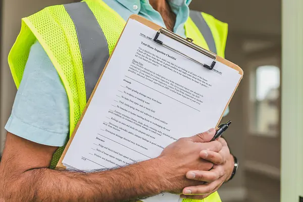 Energie-inspecteur met rapport